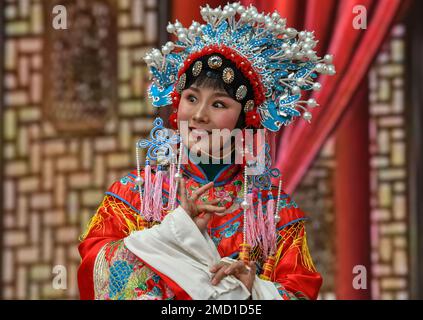 Fuyang, Chine. 22nd janvier 2023. Une femme en costume d'opéra présente un spectacle d'opéra chinois traditionnel à Fuyang. Crédit : SOPA Images Limited/Alamy Live News Banque D'Images