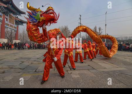 Fuyang, Chine. 22nd janvier 2023. Les interprètes se produisent lors d'une danse traditionnelle chinoise à Fuyang, qui est une célébration commune pour le nouvel an lunaire chinois. Crédit : SOPA Images Limited/Alamy Live News Banque D'Images