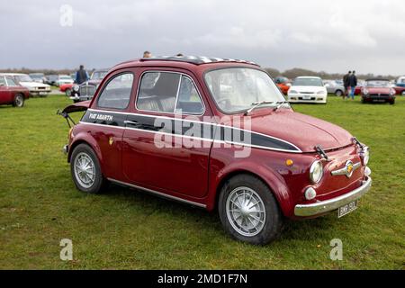 1972 Fiat 500 L, exposée au Scramble de janvier qui s'est tenu au Bicester Heritage Centre.le 8th janvier 2023. Banque D'Images