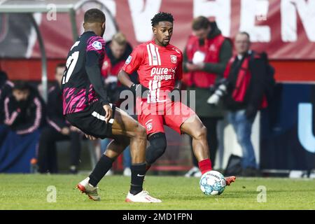 ENSCHEDE - Modibo Sagnanr du FC Utrecht, Virgile Misidjan du FC Twente (lr) lors du match de première ligue néerlandais entre le FC Twente et le FC Utrecht au Stadion de Grolsch Veste on 22 janvier 2023 à Enschede, pays-Bas. ANP VINCENT JANNINK Banque D'Images
