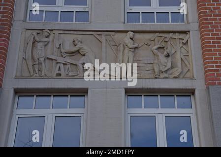 Frises murales à l'extérieur du bâtiment du Trésor de l'État hongrois, Fiumei Way, Budapest, Hongrie Banque D'Images