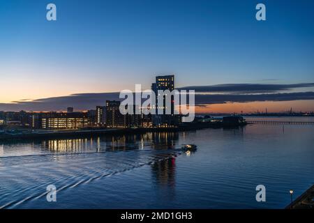 Vue au lever du soleil sur la rivière Itchen vers Vantage Tower à Woolston, Southampton, Hampshire, Angleterre, Royaume-Uni Banque D'Images