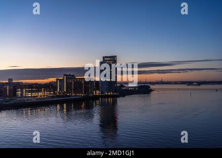 Vue au lever du soleil sur la rivière Itchen vers Vantage Tower à Woolston, Southampton, Hampshire, Angleterre, Royaume-Uni Banque D'Images