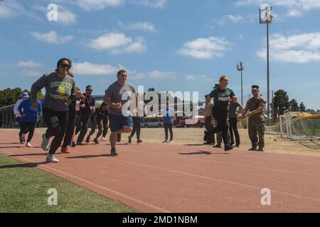 Les éducateurs du District des Marines de 12th dirigent l’épreuve 880 du combat Fitness Test lors d’un atelier des éducateurs au dépôt de recrutement des Marines de San Diego, 12 juillet 2022. Le programme de l'atelier des éducateurs offre aux éducateurs, aux entraîneurs, aux directeurs et aux membres influents de la communauté une occasion expérientielle de voir comment le corps des Marines transforme les jeunes hommes et les jeunes femmes en Marines. Le programme est conçu pour démystifier la formation des recrues et des candidats aux postes d'agent, favoriser des relations plus solides entre le personnel de recrutement et les communautés qu'ils servent et accroître la défense des intérêts chez les influenc Banque D'Images