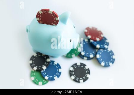 Banque de porc et jetons de poker isolés sur blanc. Banque D'Images