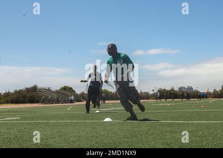 Un éducateur du District des Marines de 12th effectue le combat Fitness Test au cours d'un atelier des éducateurs au dépôt de recrutement des Marines de San Diego, 12 juillet 2022. Le programme des ateliers des éducateurs offre des éducateurs, des entraîneurs, des directeurs et des membres influents de la communauté ayant une occasion expérientielle de voir comment le corps des Marines transforme les jeunes hommes et les jeunes femmes en Marines. Le programme est conçu pour démystifier la formation des recrues et des candidats aux postes d'agent, favoriser des relations plus solides entre le personnel de recrutement et les communautés qu'ils servent, et accroître la défense des intérêts parmi les influenceurs qui aident Banque D'Images