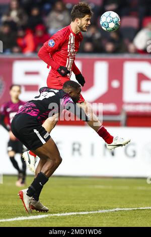 ENSCHEDE - Modibo Sagnanr du FC Utrecht, Ricky van Wolfswinkel du FC Twente (lr) lors du match de première ligue néerlandais entre le FC Twente et le FC Utrecht au Stadion de Grolsch Veste on 22 janvier 2023 à Enschede, pays-Bas. ANP VINCENT JANNINK Banque D'Images