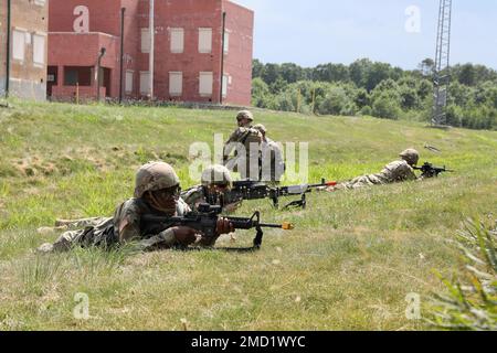 Les soldats de la garde nationale de l'armée du Delaware avec la compagnie 160th Engineer assurent la sécurité lors d'un exercice de mouvement de l'équipe à l'installation d'entraînement collective d'armes combinées à fort Indiantown Gap, Pennsylvanie. 13 juillet 2022. Cette formation permet de préparer l'entreprise à un déploiement à venir. Banque D'Images
