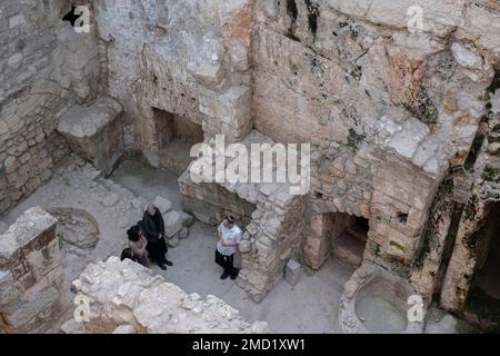 Jérusalem, Israël. 22nd janvier 2023. Les Juifs religieux visitent la structure antique de la ce romaine 2nd-siècle ce est Cardo excavés dans la partie nord-ouest de l'ouest de la place du mur à Jérusalem Israël crédit: Eddie Gerald/Alay Live News Banque D'Images