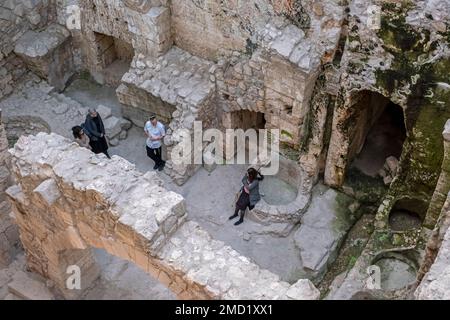 Jérusalem, Israël. 22nd janvier 2023. Les Juifs religieux visitent la structure antique de la ce romaine 2nd-siècle ce est Cardo excavés dans la partie nord-ouest de l'ouest de la place du mur à Jérusalem Israël crédit: Eddie Gerald/Alay Live News Banque D'Images