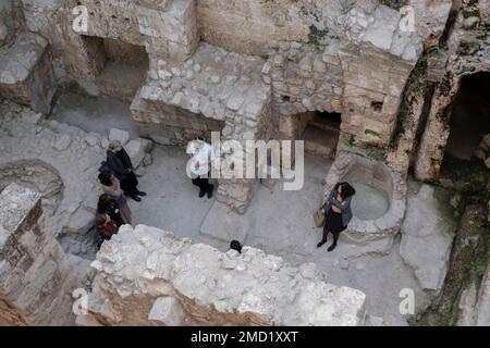 Jérusalem, Israël. 22nd janvier 2023. Les Juifs religieux visitent la structure antique de la ce romaine 2nd-siècle ce est Cardo excavés dans la partie nord-ouest de l'ouest de la place du mur à Jérusalem Israël crédit: Eddie Gerald/Alay Live News Banque D'Images