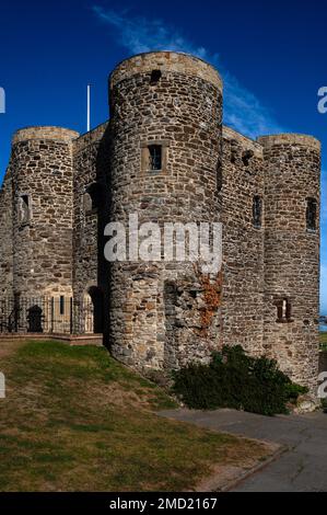 La paix règne désormais sur la Tour Ypres ou le château de Rye après des siècles de défense de la ville dans East Sussex, Angleterre, Royaume-Uni, contre les attaques françaises, suivie d'une utilisation comme prison, palais de justice et morgue. La tour abrite maintenant le musée du château de Rye, racontant l'histoire longue et souvent turbulente de la tour et de la ville. Banque D'Images