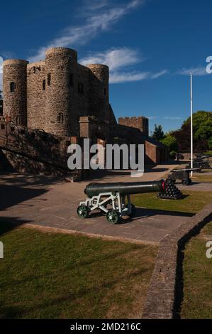 Des pièces d'artillerie historiques sur des chariots à roues sont disposées sur la terrasse derrière la Tour Ypres ou le château de Rye, construit pour défendre le port de Cinque de Rye dans l'est du Sussex, en Angleterre, au Royaume-Uni, contre les attaques françaises. La tour a également servi de prison, de palais de justice et de morgue avant d'abriter le musée du château de Rye. Banque D'Images