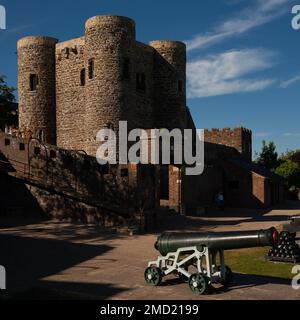 Vue carrée des pièces d'artillerie sur les chariots à roues de canon arrangée avec des piles de boules de canon sur la terrasse derrière la Tour Ypres ou le château de Rye, construit pour défendre le port de Cinque de Rye dans East Sussex, Angleterre, Royaume-Uni, contre les attaques françaises. La tour a également servi de prison, de palais de justice et de morgue avant d'abriter le musée du château de Rye. Banque D'Images