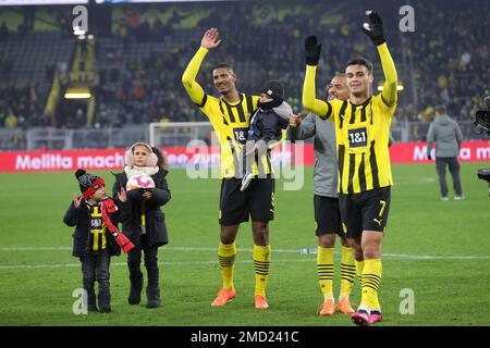 Firo : 22.01.2023, football, 1st ligue, 1st Bundesliga, Saison 2022/2023, BVB, Borussia Dortmund - FCA, FC Augsburg Sébastien HALLER après la dernière jubilation sifflet avec ses enfants devant les fans Banque D'Images