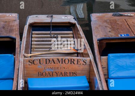 Punts traditionnels sur la rivière Cam, Cambridge, Cambridgeshire, Angleterre, Royaume-Uni Banque D'Images