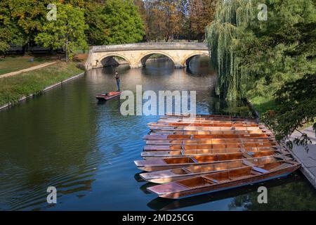 Des punts traditionnels sur la rivière Cam et le pont Trinity, Cambridge, Cambridgeshire, Angleterre, Royaume-Uni Banque D'Images