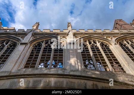 En regardant le pont des Soupirs depuis la River Cam ci-dessous, St John's College Cambridge, Cambridge University, Cambridge, Cambridgeshire, Angleterre, ROYAUME-UNI Banque D'Images