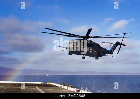 220712-N-KD380-2014 OCÉAN PACIFIQUE (12 juillet,2022) — Un dragon de mer MH-53E, attaché aux « Blackhawks » de l'Escadron des contre-mesures de la mine d'hélicoptères (HM) 15, se prépare à atterrir sur le pont de vol du quai de transport amphibie de classe San Antonio USS Portland (LPD 27) dans le cadre de Rim of the Pacific (RIMPAC) 2022, 12 juillet, dans le sud de la Californie. Vingt-six nations, 38 navires, quatre sous-marins, plus de 170 avions et 25 000 membres du personnel participent au programme RIMPAC de 29 juin au 4 août dans les îles hawaïennes et dans le sud de la Californie. Le plus grand exercice maritime international au monde, RIM Banque D'Images