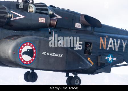 220712-N-VQ947-2050 OCÉAN PACIFIQUE (12 juillet 2022) — Un dragon de mer MH-53E, attaché aux « Blackhawks » de l'Escadron des contre-mesures de la mine d'hélicoptères (HM) 15, se prépare à atterrir sur le pont de vol du quai de transport amphibie de classe San Antonio USS Portland (LPD 27), dans le cadre de Rim of the Pacific (RIMPAC) 2022, 12 juillet. Vingt-six nations, 38 navires, quatre sous-marins, plus de 170 avions et 25 000 membres du personnel participent au programme RIMPAC de 29 juin au 4 août dans les îles hawaïennes et dans le sud de la Californie. Le plus grand exercice maritime international au monde, RIMPAC, est un exercice unique Banque D'Images