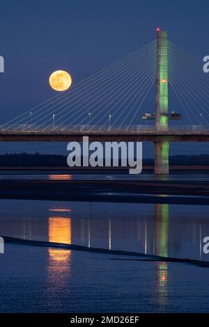 Pleine lune au-dessus du pont Mersey Gateway Bridge la nuit, rivière Mersey, Runcorn, Cheshire, Angleterre, ROYAUME-UNI