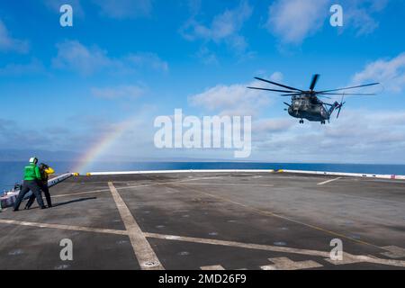 220712-N-VQ947-2063 OCÉAN PACIFIQUE (12 juillet 2022) — Un hélicoptère MH-53E Sea Dragon, attaché aux « Blackhawks » de l'Escadron des contre-mesures de la mine d'hélicoptères (HM) 15, se prépare à atterrir sur le pont de vol du navire de transport amphibie USS de classe San Antonio Portland (LPD 27) dans le cadre de Rim of the Pacific (RIMPAC) 2022, 12 juillet, dans le sud de la Californie. Vingt-six nations, 38 navires, quatre sous-marins, plus de 170 avions et 25 000 membres du personnel participent au programme RIMPAC de 29 juin au 4 août dans les îles hawaïennes et dans le sud de la Californie. Le plus grand e maritime international au monde Banque D'Images