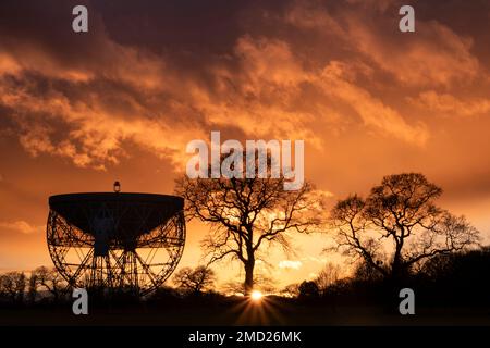 Jodrell Bank Lovell radio Telescope au coucher du soleil, près de Goostrey, Cheshire, Angleterre, Royaume-Uni Banque D'Images