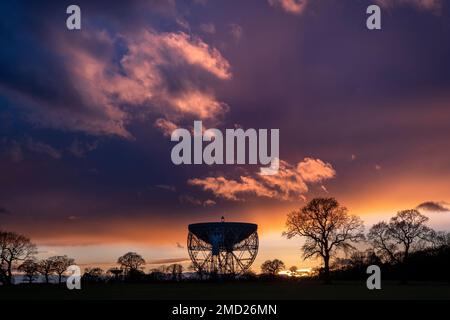 Jodrell Bank Lovell radio Telescope au coucher du soleil, près de Goostrey, Cheshire, Angleterre, Royaume-Uni Banque D'Images