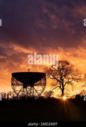 Jodrell Bank Lovell radio Telescope au coucher du soleil, près de Goostrey, Cheshire, Angleterre, Royaume-Uni Banque D'Images