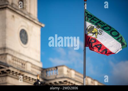 Un drapeau iranien écrit sur la liberté pour l’Iran, vu lors de la « soutenir la révolution iranienne ! » Protestation. Les manifestants se sont rassemblés à Londres pour soutenir les femmes en Iran, alors qu'elles se battaient pour leur liberté. Après la mort d'une femme de 22 ans en Iran, Mahsa Amini, aux mains de la « police de la personnalité » pour ne pas couvrir ses cheveux correctement, les femmes iraniennes sont descendues dans les rues pour réclamer leur liberté. En Iran, les femmes sont contraintes de respecter les lois obligatoires sur le voile et peuvent faire face à la détention, au harcèlement et à la torture pour ne pas avoir respecté le code vestimentaire de manière adéquate. Banque D'Images