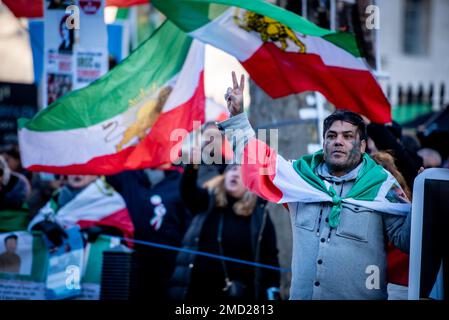 Un manifestant, enveloppé d'un drapeau iranien, participe à l'opération « soutenir la révolution iranienne ! » Protestation. Les manifestants se sont rassemblés à Londres pour soutenir les femmes en Iran, alors qu'elles se battaient pour leur liberté. Après la mort d'une femme de 22 ans en Iran, Mahsa Amini, aux mains de la « police de la personnalité » pour ne pas couvrir ses cheveux correctement, les femmes iraniennes sont descendues dans les rues pour réclamer leur liberté. En Iran, les femmes sont contraintes de respecter les lois obligatoires sur le voile et peuvent faire face à la détention, au harcèlement et à la torture pour ne pas avoir respecté le code vestimentaire de manière adéquate. Banque D'Images