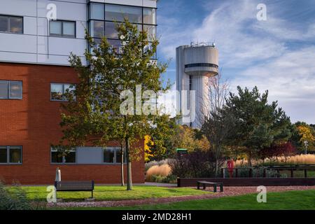 Tour Nuclear structure Facility (NSF) au Sci-Tech Daresbury Laboratory en automne, Daresbury, Cheshire, Angleterre, Royaume-Uni Banque D'Images