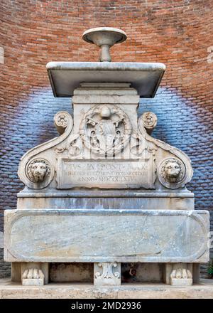 Fontaine de Celimontana (ou fontaine de Pie IX) dans la via Annia, Rome, Italie Banque D'Images