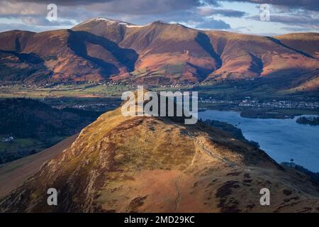Cat Bells, Derwent Water et la chaîne de Skiddaw de Maiden Moor, Lake District National Park, Cumbria, Angleterre, Royaume-Uni Banque D'Images