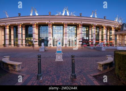 Le centre Trafford de nuit, Trafford Park, Stretford, Manchester, Angleterre, ROYAUME-UNI Banque D'Images