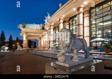 Le centre Trafford de nuit, Trafford Park, Stretford, Manchester, Angleterre, ROYAUME-UNI Banque D'Images