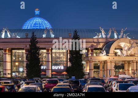 Le centre Trafford de nuit, Trafford Park, Stretford, Manchester, Angleterre, ROYAUME-UNI Banque D'Images