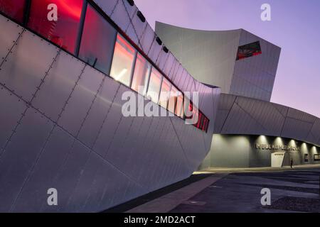 Imperial War Museum North la nuit, Salford Quays, Manchester, Angleterre, RU Banque D'Images