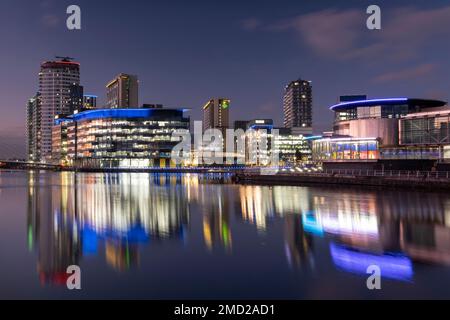 MediaCityUK & The Lowry Centre at Night, Salford Quays, Salford, Manchester, Angleterre, ROYAUME-UNI Banque D'Images