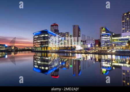 MediaCityUK se reflète dans North Bay la nuit, Salford Quays, Salford, Manchester, Angleterre, ROYAUME-UNI Banque D'Images