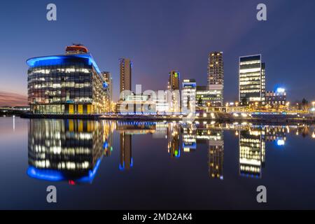 MediaCityUK se reflète dans North Bay la nuit, Salford Quays, Salford, Manchester, Angleterre, ROYAUME-UNI Banque D'Images