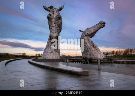 Les Kelpies, près de Falkirk, en Écosse, au Royaume-Uni les Kelpies sont des sculptures à tête de cheval de 30 mètres de haut (98 pieds) représentant des kelpies ou des spiritueux d'eau qui changent de forme, Banque D'Images