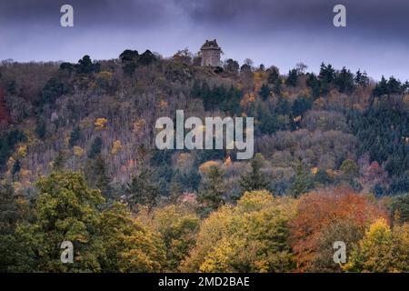 Le château de Fatlips, situé sur les Crags de Minto en automne, près de Denholm, Teviotdale, Roxburghshire, les frontières écossaises, Écosse, Royaume-Uni Banque D'Images