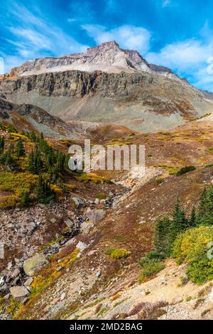 Le paysage serein du bassin pour garçons Yankee près d'Ouray, Colorado, par une belle journée de fin d'été. Banque D'Images