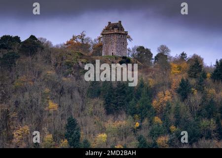 Le château de Fatlips, situé sur les Crags de Minto en automne, près de Denholm, Teviotdale, Roxburghshire, les frontières écossaises, Écosse, Royaume-Uni Banque D'Images