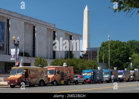 Fast Food Vans soutenu par le Washington Monument, Constitution Avenue, Washington DC, États-Unis Banque D'Images