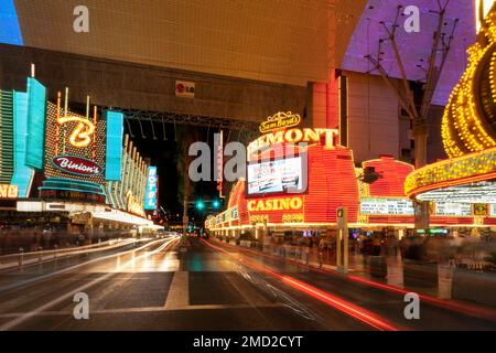 Binions Gambling Hall, le Fremont Casino et le Fremont Experience de nuit, Fremont Street, Las Vegas, Nevada, États-Unis Banque D'Images