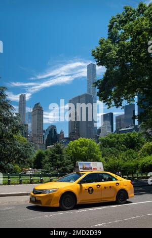 New York Yellow Cab à Central Park avec vue sur la ville de New York derrière, Central Park, New York, États-Unis Banque D'Images