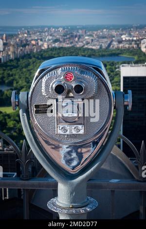 Ce télescope emblématique à pièces se trouve sur la terrasse d'observation Top of the Rock, qui surplombe Central Park, le Rockefeller Center, Manhattan, New York, États-Unis Banque D'Images