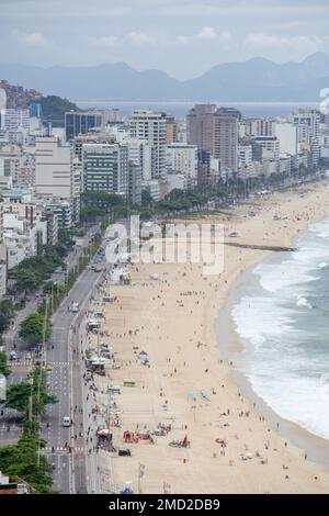 Plage de leblon vue depuis le point de vue de la falaise à Rio de Janeiro. Banque D'Images